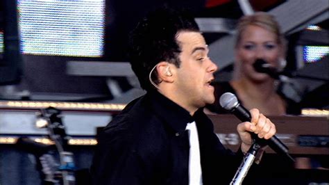 Robbie Williams: Live at Knebworth - Robbie Williams Image (3436081 ...