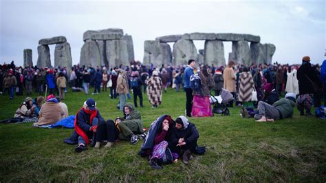 Crowds gather at Stonehenge for winter solstice - as police issue roads warning | UK News | Sky News