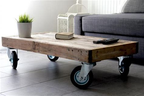 Pallet Coffee Table on Wheels | Pallet Wood Projects