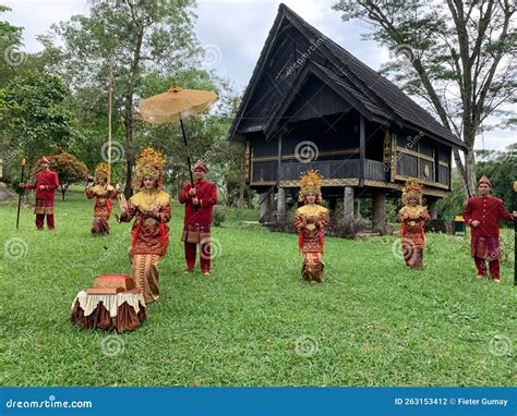 Traditional Dance editorial photography. Image of sumatra - 263153412