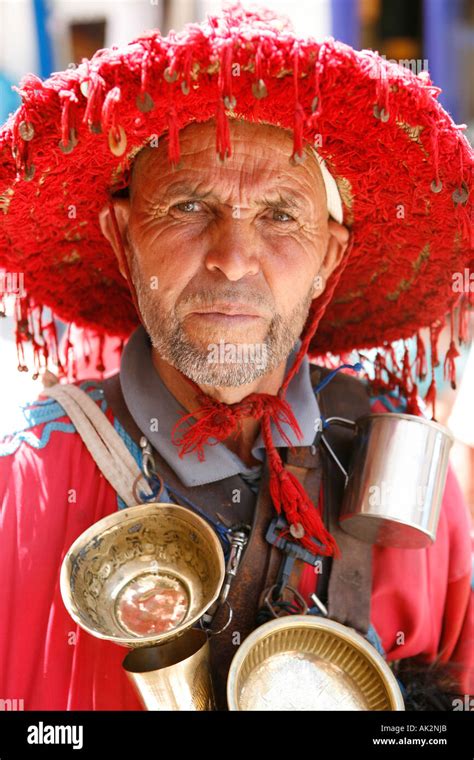 The thirsty water carrier hi-res stock photography and images - Alamy