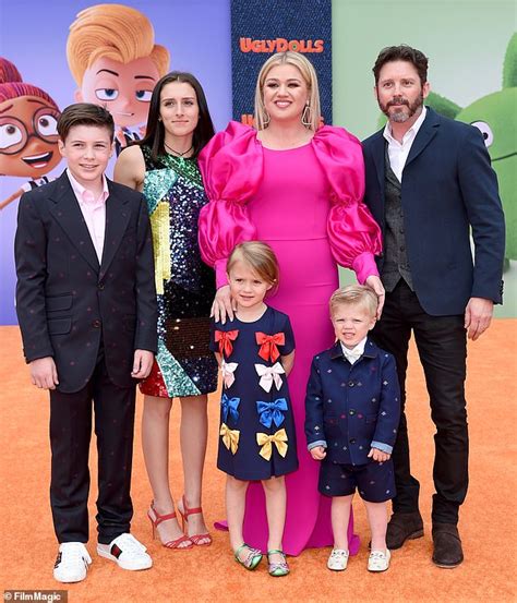 Kelly Clarkson poses with all four of her children as well as husband Brandon Blackstock | Daily ...