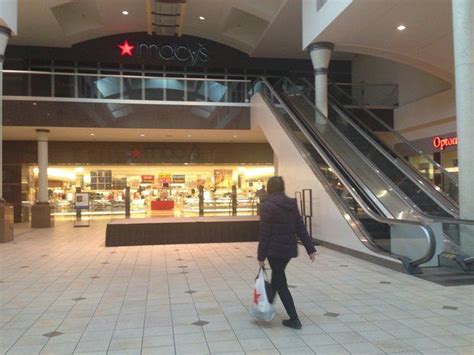 Four more stores close at Richmond Town Square as Macy’s packs up ...