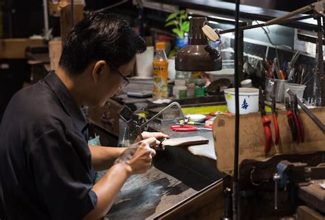 Premium Photo | Thai jeweler making fine jewelry in a workshop