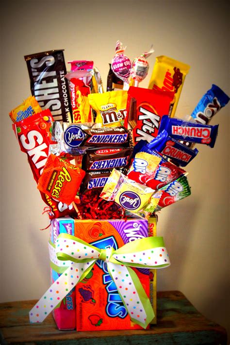 since my husband LOVES candy, this is perfect for his valentines present :) | Candy bouquet ...