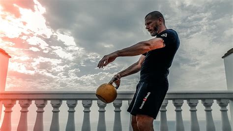 What is the Kettlebell Snatch Exercise? Technique, Benefits, Tips and Common Mistakes