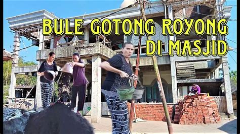 Bule Gotong Royong di Masjid / Helping Build a Mosque in an Indonesian Village - YouTube