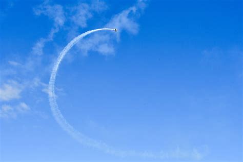 "Aerobatic Maneuvers" Images – Browse 906 Stock Photos, Vectors, and ...