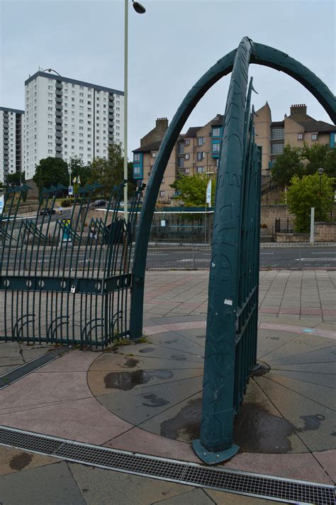 Gates and fence to Dundee Central Library – Public Art Dundee