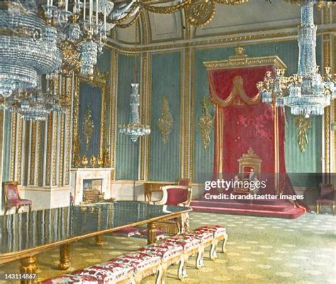 Buckingham Palace Throne Room Photos and Premium High Res Pictures ...