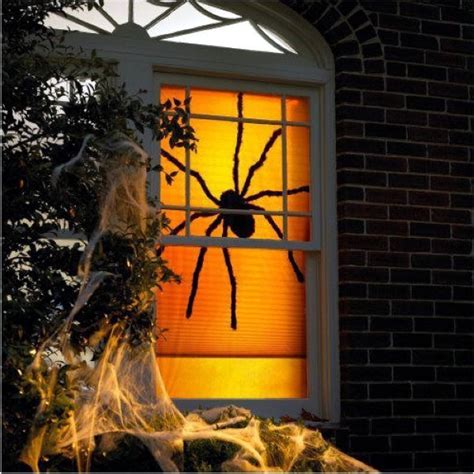 Ideas on how to decorate your windows with paper cutouts for Halloween | Avso