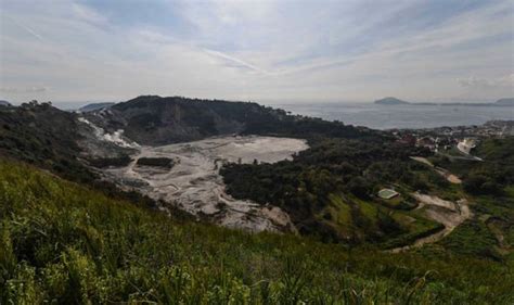 Naples volcano eruption: Naples on ALERT - Could volcano DESTROY Naples ...