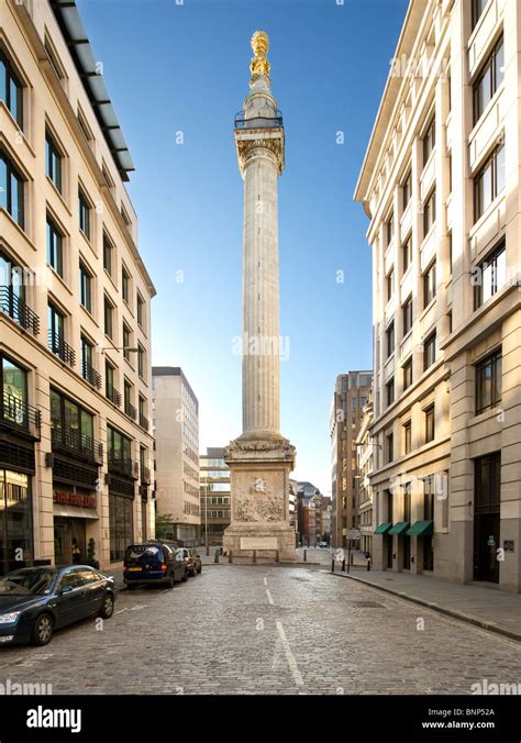 Monument to commemorate the Great Fire of London in 1666 Stock Photo - Alamy