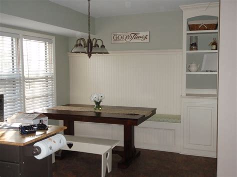 * Remodelaholic *: Kitchen Renovation With Built-in Banquette Seating