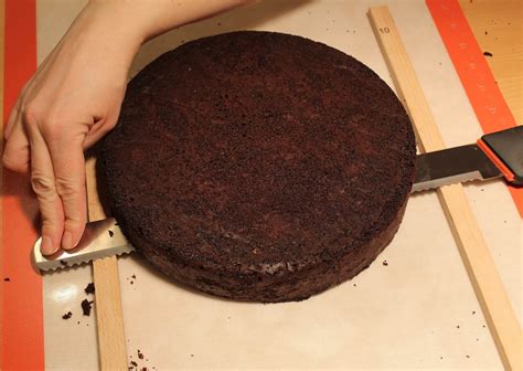 Cake Decoration for beginners: Step 3 – How to cut cake into layers