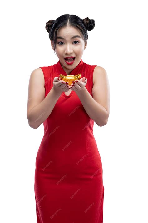 Premium Photo | Asian chinese woman in a cheongsam dress holding a ...