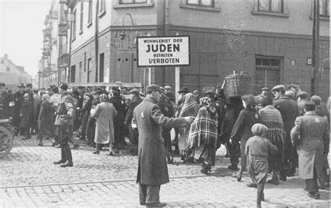 File:Directing pedestrian traffic in the Lodz ghetto.jpg - Wikipedia