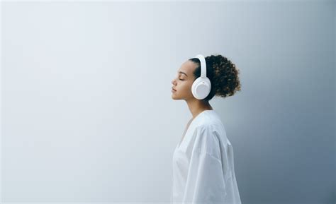 Sony is releasing its WH-1000XM4 headphones in white for a limited time