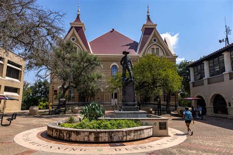 Enrollment at Texas colleges holds steady, bucking national trend