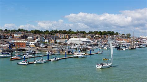 Cowes Harbour, Cowes holiday accommodation: short-term house rentals ...