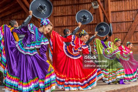 Dancers From Mexico In Traditional Costume Stock Photo - Download Image ...