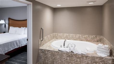 15 Best Chicago Hotels with Jacuzzi in Room: So Romantic!