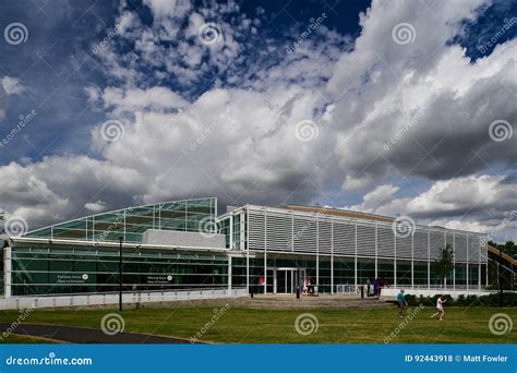 Aqua Vale Swimming Pool, Aylesbury, Buckinghamshire Foto de Stock Editorial - Imagem de esporte ...