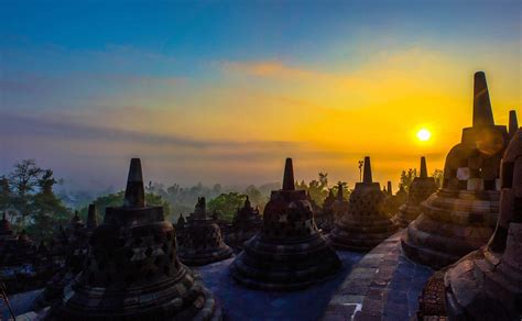 Belum Banyak yang Tahu, Ada Cara yang Beda Nikmatin Sunrise Di Candi ...