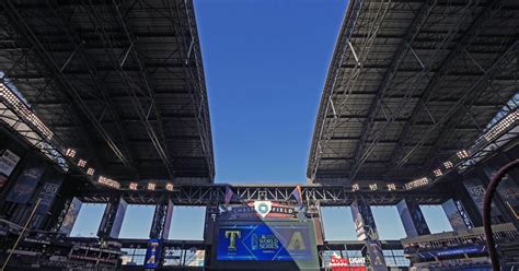 Chase Field roof open for World Series Game 3 between Diamondbacks ...