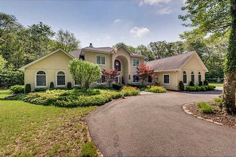 Quite a Catch: NFL's Randy Moss Selling Rhode Island Home