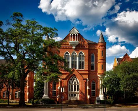 Living in Tuscaloosa, Alabama: Tips for Moving and Visiting 2024