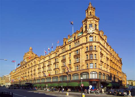 La mujer que gastó US$21 millones en la lujosa tienda Harrods de Londres (y por qué la obligaron ...