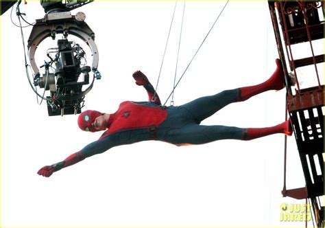 Tom Holland Performs His Own 'Spider-Man' Stunts on NYC Fire Escape ...