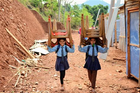 Los escolares colaboran en las tareas cotidianas en la ESCUELA (Nepal)