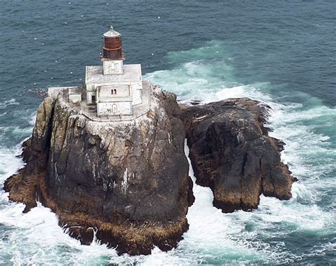 Tillamook Rock Lighthouse, Oregon at Lighthousefriends.com