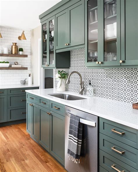 This kitchen renovation from @chadesslingerdesign makes us swoon! Even ...