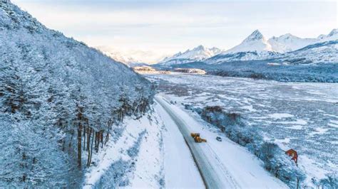 Ushuaia: Excursión invernal en 4x4 por los lagos con almuerzo y bebidas | GetYourGuide