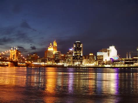 File:Cincinnati-skyline-from-kentucky-shore-night.jpg - Wikimedia Commons