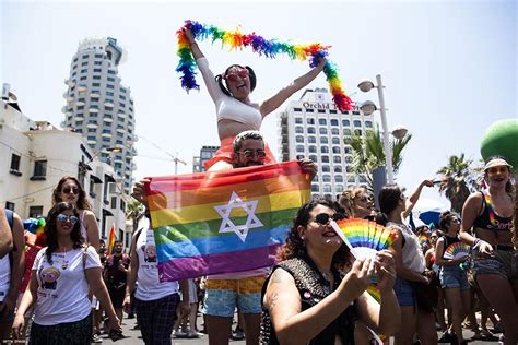 13 Photos of the Largest Pride Parade in the Middle East — Tel Aviv!