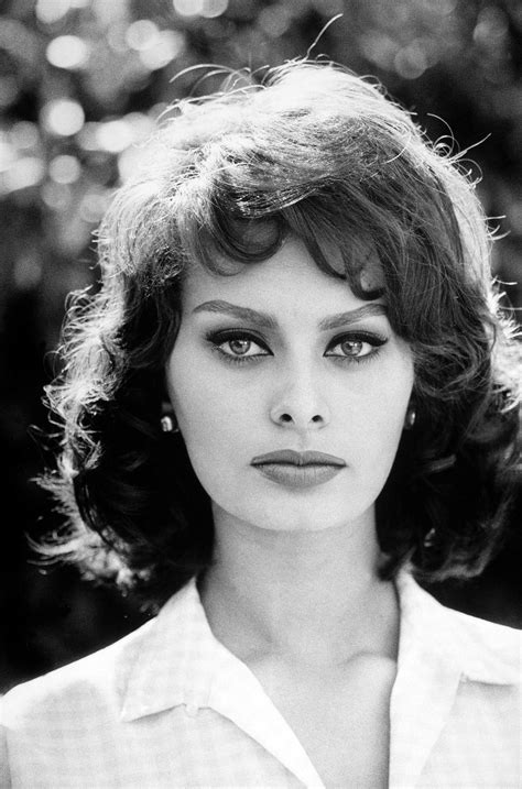 Early Sophia Loren - makeup perfection. Thick eyebrow, bold cat eye, strong lips. | Makeup ...