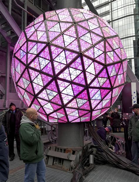 2019 New Year's Eve crystal ball revealed (pics) - The Horn News