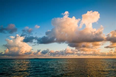 Tropical sea sunset clouds - PatternPictures