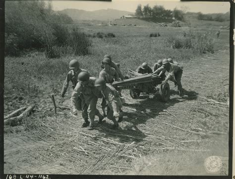 US soldiers pulling artillery weapon at Camp San Luis Obispo ...