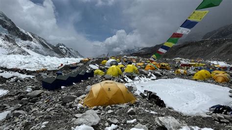 Gunung Everest: Pria lumpuh mencoba mendaki gunung tertinggi di dunia dengan tongkat ketiak ...