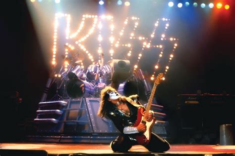 29. December, 1982: Vinnie Vincent plays his first concert with Kiss ...