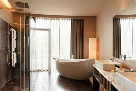 Immagine di Alpina Dolomites, Alpe di Siusi: Bathroom - Chalet Deluxe ...