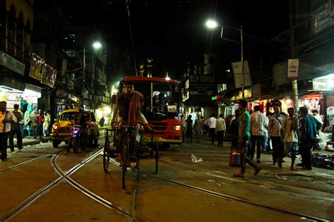 Kolkata Street View At Night Stock Photo - Download Image Now - Bus ...