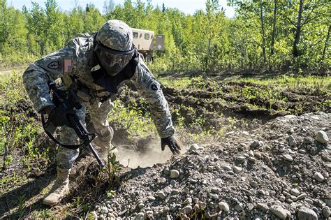 Shoot, move and dominate: Alaska Army Guardsmen hone movement techniques