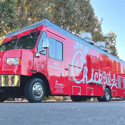 wedding with food trucks 1