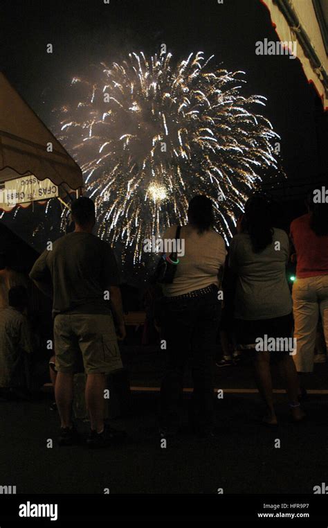 Family members watch fireworks hi-res stock photography and images - Alamy